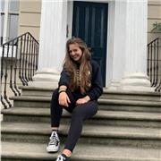 Studentessa universitaria aiuta ragazzi e adulti a migliorare o imparare la lingua spagnola